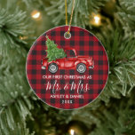 Calligrafie Frau Christmas Truck Red Kariert Keramik Ornament<br><div class="desc">Moderne Kalligraphie Drehbuch Unsere ersten Weihnachten als Mr. und Mrs. - Aquarellfarbener Vintager LKW-Ornament - Rotes Buffalo Kariert</div>