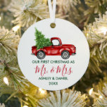 Calligrafie Herr Mrs. Christmas Truck Red Green Ornament Aus Metall<br><div class="desc">Moderne Kalligraphie Drehbuch Unsere ersten Weihnachten als Mr. und Mrs. - Aquarellfarbener Vintager Truckverleih - Forest Green Text mit roter Schrift</div>