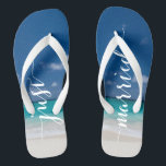 Calligrafy Beach nur verheiratet Hochzeit Flip Flo Flip Flops<br><div class="desc">Kalligrafischer Strand Just Married Hochzeitsfeier Flip Flops mit breiten Gurten</div>