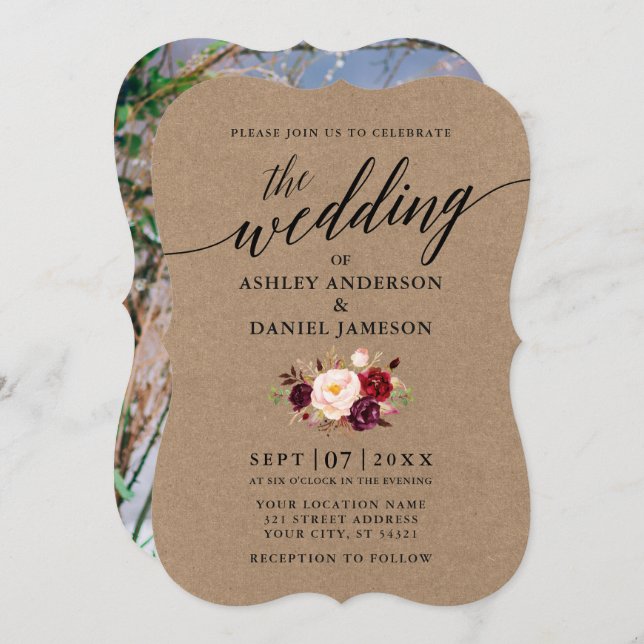 Calligraphy Burgundy Floral Foto Kraft Wedding Einladung (Vorne/Hinten)