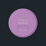 Calligraphy Elegant Lavender Welcome Brautparty Magnet<br><div class="desc">Suchen Sie eine schöne Kalligrafie mit einer ästhetischen Handschrift? Dieses einfache,  auffällige Design ist für Sie. Dieses speziell für die Ehe und den Familiennamen entworfene Design beeindruckt sofort diejenigen,  die es sehen.</div>