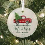 Calligraphy Green Mr. Christmas Red Truck Ornament Aus Glas<br><div class="desc">Moderne Kalligraphie Drehbuch Unsere ersten Weihnachten als Mr. und Mrs. - Aquarellfarbener Vintager LKW-Ornament - Grüner Text im Wald</div>