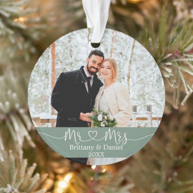 Calligraphy Heart Mr. und Mrs. Wedding Sage Green Ornament (Baum)