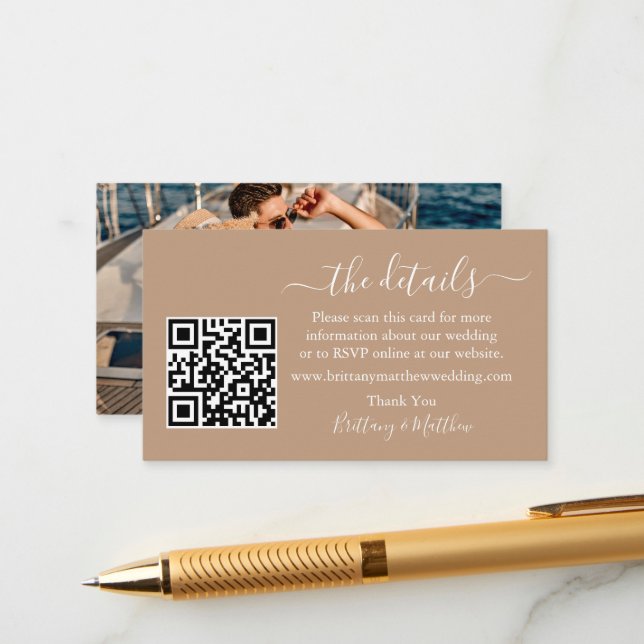 Calligraphy Wedding Details Web QR Foto Taupe Begleitkarte (Vorderseite/Rückseite Beispiel)