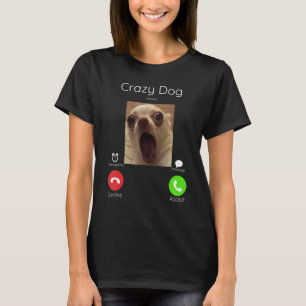 Calling Meme Crazy Dog Staring Front Camera - Hund T-Shirt