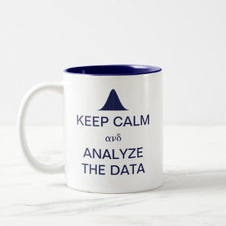 Calm behalten und die Datenstatistiken analysiert Zweifarbige Tasse