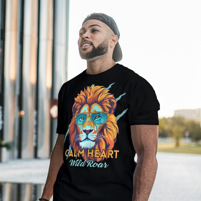 Calm Heart, Wild Roar – Lion Energy Motivational T T-Shirt (Von Creator hochgeladen)
