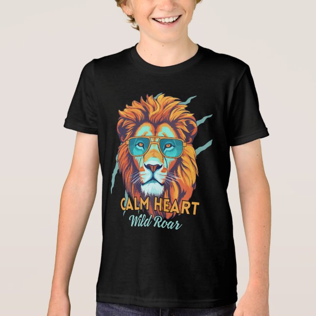 Calm Heart, Wild Roar – Lion Energy Motivational T Tri-Blend Shirt (Vorderseite)