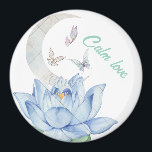 "Calm Liebe" Lotus & Butterfly Wedding Magnet<br><div class="desc">Dieser runde Hochzeitsmagnet zeichnet sich durch ein ruhiges Aquarelldesign mit einer weichen, blauen Lotus-Blume, zarten Schmetterlingen und der romantischen Inschrift "Calm Liebe" aus. Dieser Magnet ist perfekt als Gastgeschenk Hochzeit oder als rett-the-date-Geschenk geeignet und verleiht Ihrer Feier eine friedliche und elegante Touch. Ein schöner Sake für die Gäste, um sich...</div>