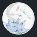 "Calm Liebe" Lotus & Butterfly Wedding Magnet<br><div class="desc">Dieser runde Hochzeitsmagnet zeichnet sich durch ein ruhiges Aquarelldesign mit einer weichen, blauen Lotus-Blume, zarten Schmetterlingen und der romantischen Inschrift "Calm Liebe" aus. Dieser Magnet ist perfekt als Gastgeschenk Hochzeit oder als rett-the-date-Geschenk geeignet und verleiht Ihrer Feier eine friedliche und elegante Touch. Ein schöner Sake für die Gäste, um sich...</div>