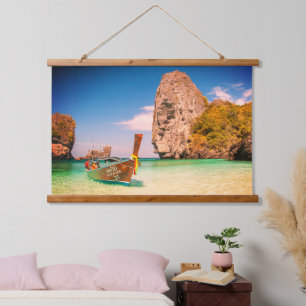 Calm Ocean Beach mit Boat & Rocks Wandteppich Mit Holzrahmen