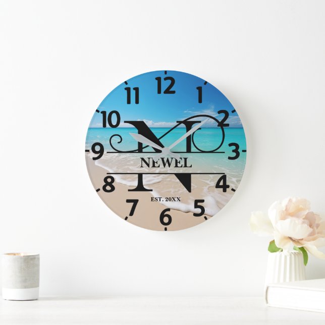 Calm Ocean Beach N Monogram Große Wanduhr (Zuhause)