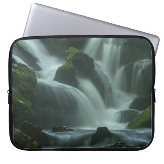 Calming Waterfall Laptopschutzhülle