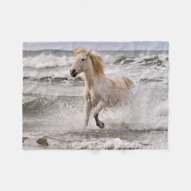 Camargue Horse läuft aus dem Surf Fleecedecke (Vorderseite (Horizontal))
