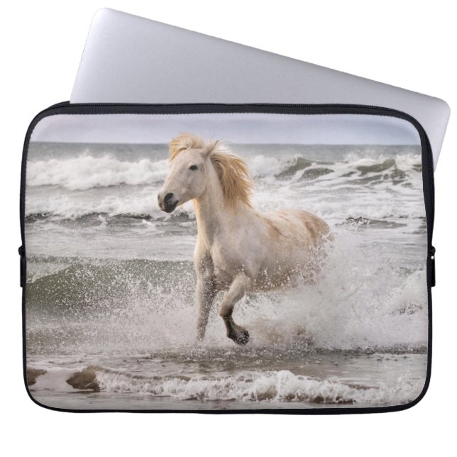 Camargue Horse läuft aus dem Surf Laptopschutzhülle (Vorderseite)