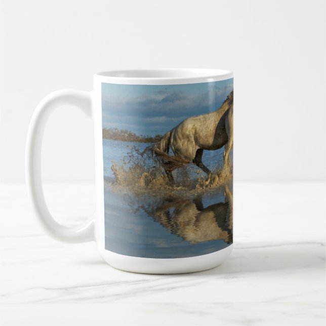 Camargue Horses and Reflection, Südfrankreich Kaffeetasse (Links)