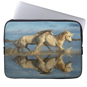Camargue Horses and Reflection, Südfrankreich Laptopschutzhülle