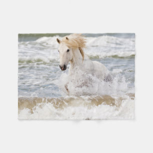 Camargue-Pferd in der Brandung Fleecedecke