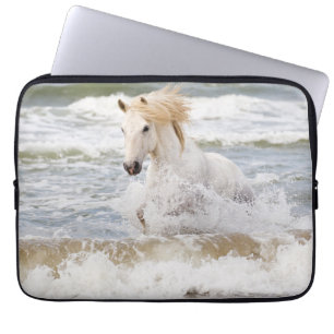 Camargue-Pferd in der Brandung Laptopschutzhülle