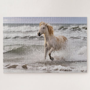 Camargue-Pferd läuft aus der Brandung Puzzle