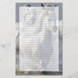 Camargue Pferde, die auf Marschland laufen, um zu Briefpapier