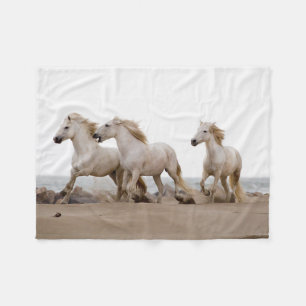 Camargue-Pferde laufen am Strand Fleecedecke