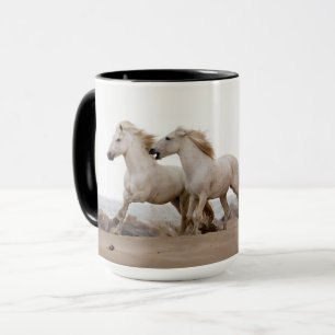 Camargue Pferde laufen am Strand Tasse