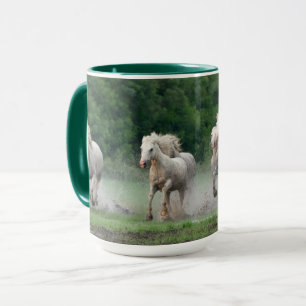 Camargue-Pferde laufen im Wasser Tasse
