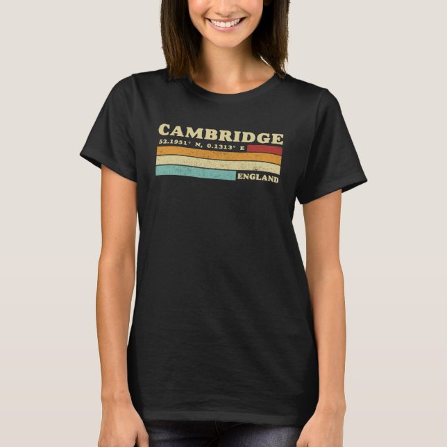 Cambridge England City Retro Longitude Latitude T-Shirt (Vorderseite)