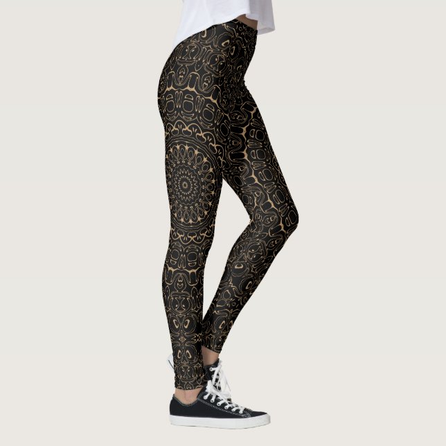 Camel Tan Mandala mit Elegant Symmetry Leggings (Rechts)
