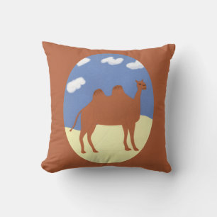 Camel Whimsical über die Dünen der Wüste Kissen