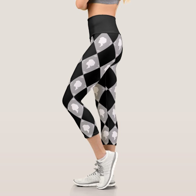 Cameo Harlequin Muster in Schwarz, Weiß, Grau Capri Leggings (Links)