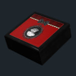 Cameo und Kariert Goth Wedding Keepake Geschenkbox<br><div class="desc">Dieses atemberaubende gotische Hochzeitsfest-Set besticht durch einige Vintage inspirierte Touchs, darunter eine herrliche Schwarz-Weiß-Kamera, die an einem schwarzen Satin-Bogen auf einer Elfenbeinperle aufgehängt wurde, und eine Sash aus tiefrotem kariertem Rot. Alle Elemente werden digital auf unseren hochwertigen Produkten für das Aussehen von dreidimensionalen Kunstwerken gedruckt und das zu einem Bruchteil...</div>