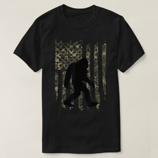 Camo Flag Bigfoot Silhouette Outdoor Design T-Shirt (Design vorne)