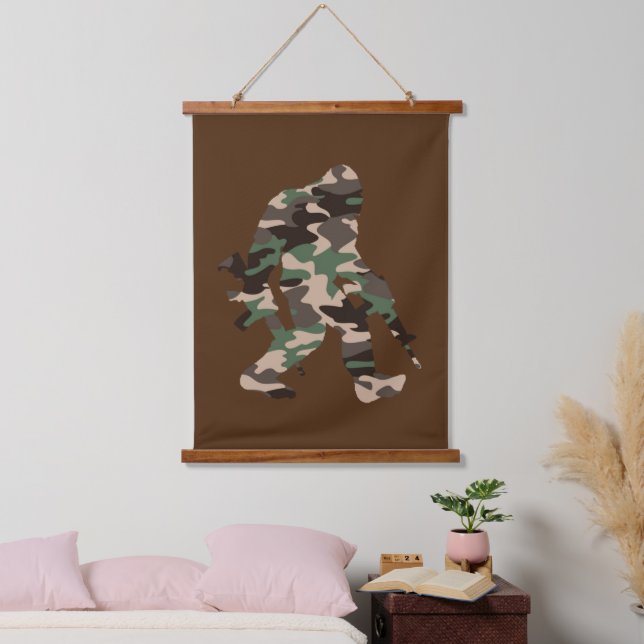 Camouflage Bigfoot Sasquatch Wandteppich Mit Holzrahmen (Schlafzimmer)