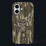 Camouflage des Bottomlandes Vintag Classic Rifle a iPhone 16 Hülle<br><div class="desc">Die Camouflage Vintag Classic Rifle and Skull Illustration in der Bottomänland- bietet ein einzigartiges Design, das traditionelle Tarnmuster aus dem Bottomland mit kühnen Vintagen Sturmgewehr und einem Schädelmotiv verbindet. Die Camouflage bietet eine robuste, erdige Ästhetik, während die Gewehre und der Schädel eine edle, klassische Touch hinzufügen, ideal für diejenigen, die...</div>