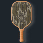 Camouflage des Bottomlandes Vintag Classic Rifle a Pickleball Schläger<br><div class="desc">Die Camouflage Vintag Classic Rifle and Skull Illustration in der Bottomänland- bietet ein einzigartiges Design, das traditionelle Tarnmuster aus dem Bottomland mit kühnen Vintagen Sturmgewehr und einem Schädelmotiv verbindet. Die Camouflage bietet eine robuste, erdige Ästhetik, während die Gewehre und der Schädel eine edle, klassische Touch hinzufügen, ideal für diejenigen, die...</div>