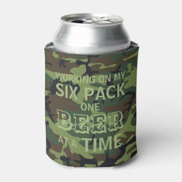 Camouflage, die an meinem Sixpack One Biere nach d Dosenkühler