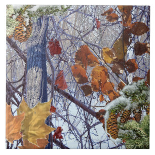 Camouflage für den ersten Schneewinterwald Fliese