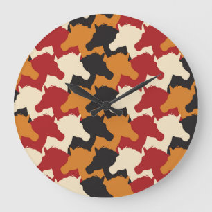 Camouflage verbindet Köpfe, wiederholt Muster. Große Wanduhr