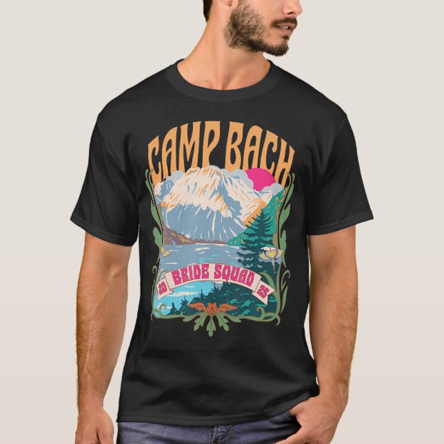 Camp Bach 2025 Bride Squad Retro Camping Bachelore T-Shirt (Vorderseite)