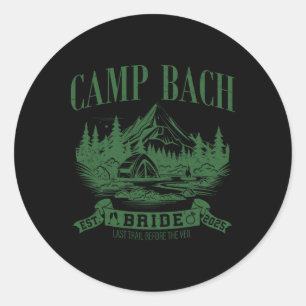 Camp Bach Braut Wandern Camping Junggesellinnenabs Runder Aufkleber