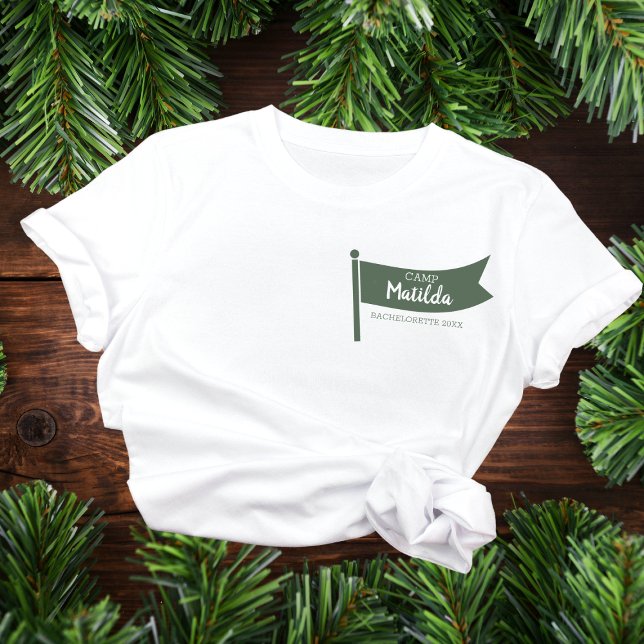 Camp Bachelorette Camping mit grüner Flagge T-Shirt (camp bachelorette shirt camping flag mountain outdoor bachelorette)