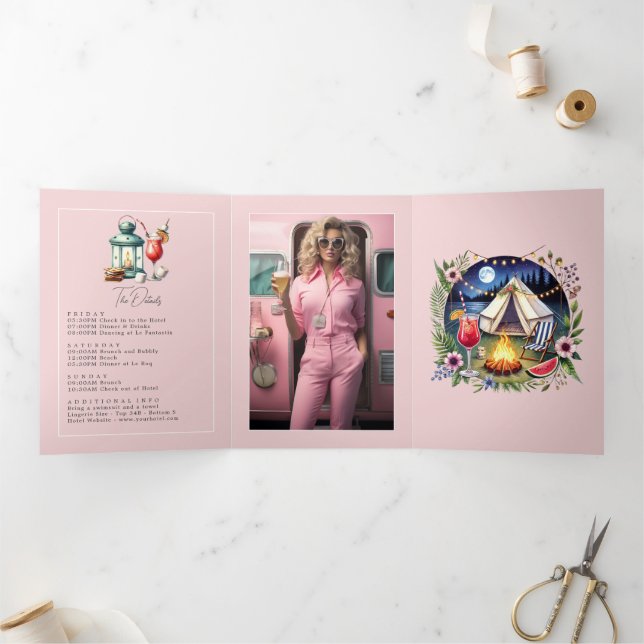 Camp Bride Bachelorette Weekend Foto und QR Code Dreifach Gefaltete Einladung (Innenseite)