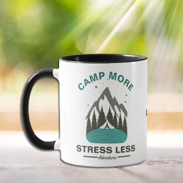 Camp Mehr Stress weniger Monogramm Tasse (Von Creator hochgeladen)