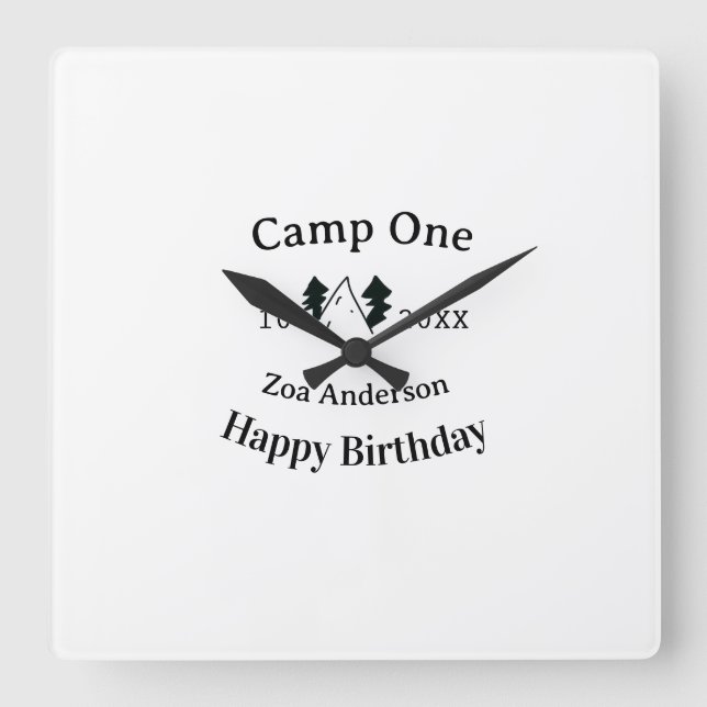 Camp one happy birthday name date campingadventure quadratische wanduhr (Vorderseite)
