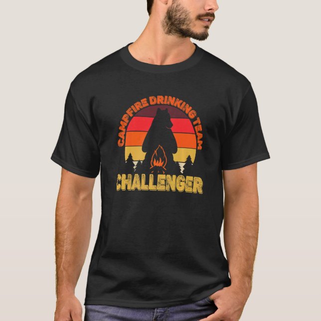 Camper Campfire Drink Team Challenger Camping T-Shirt (Vorderseite)