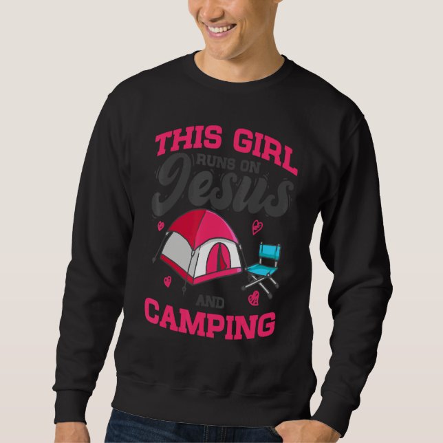 Camper This Girl Runs On Jesus & Camping Christian Sweatshirt (Vorderseite)
