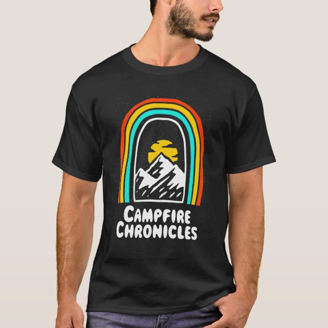Campfire Chronicles Wildlife Camping Outdoor Campe T-Shirt (Vorderseite)