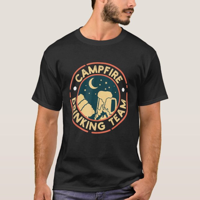 Campfire Drink Team I Camper Freunde T-Shirt (Vorderseite)